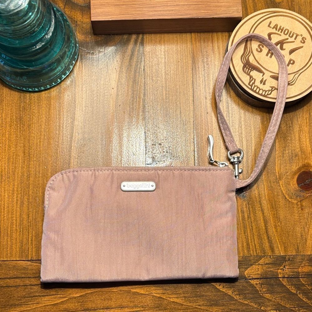 Baggallini Mauve Wristlet